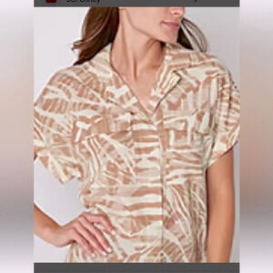 100% Lyocell Tan & White s/s cuffed blouse with collar and hidden button front